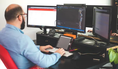 Avantages d'un développement sur mesure vs CMS : Pourquoi envisager une solution personnalisée ?