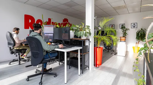Deux développeurs Redmoot au travail sur la création d'un site internet à Bayonne