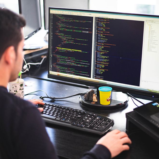L'équipe de développeurs de Redmoot au travail dans son studio bayonnais