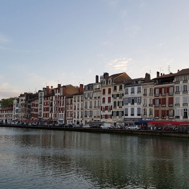Bayonne, ville où Redmoot développe des applications métier depuis 2008