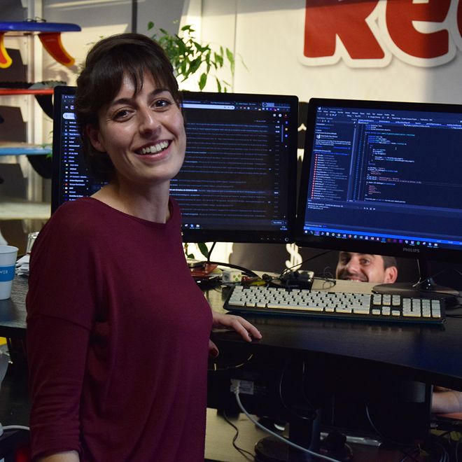 Développeuse web au travail sur un projet biarrot